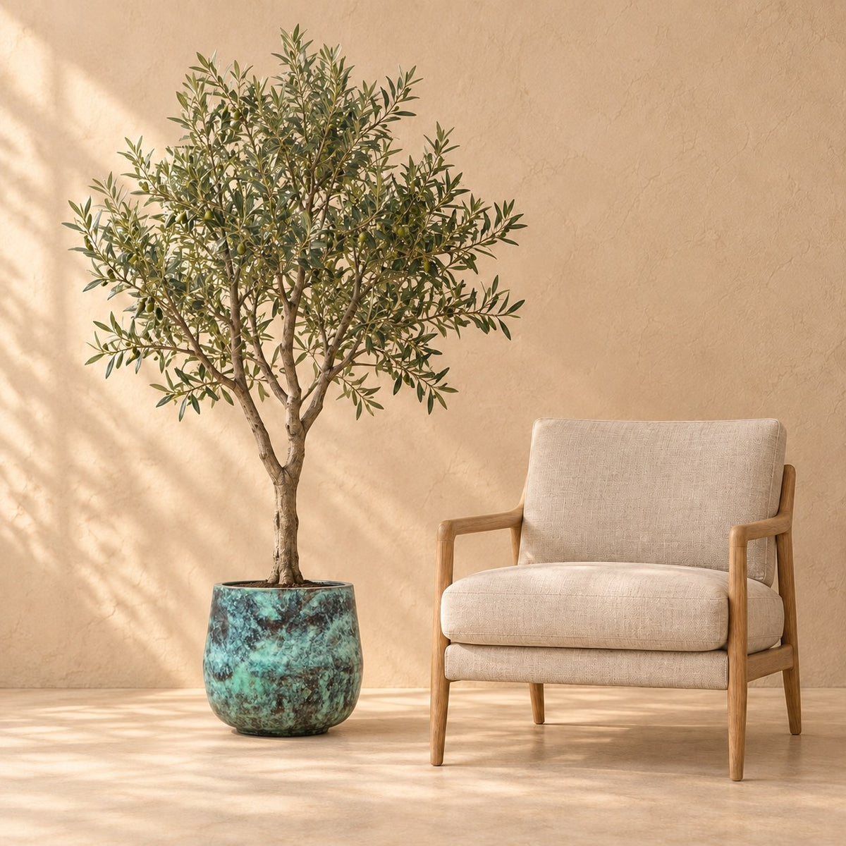 Pot décoratif Elisa Mystic Green Ø44 x H39 cm, à taille réelle à côté d’un fauteuil
