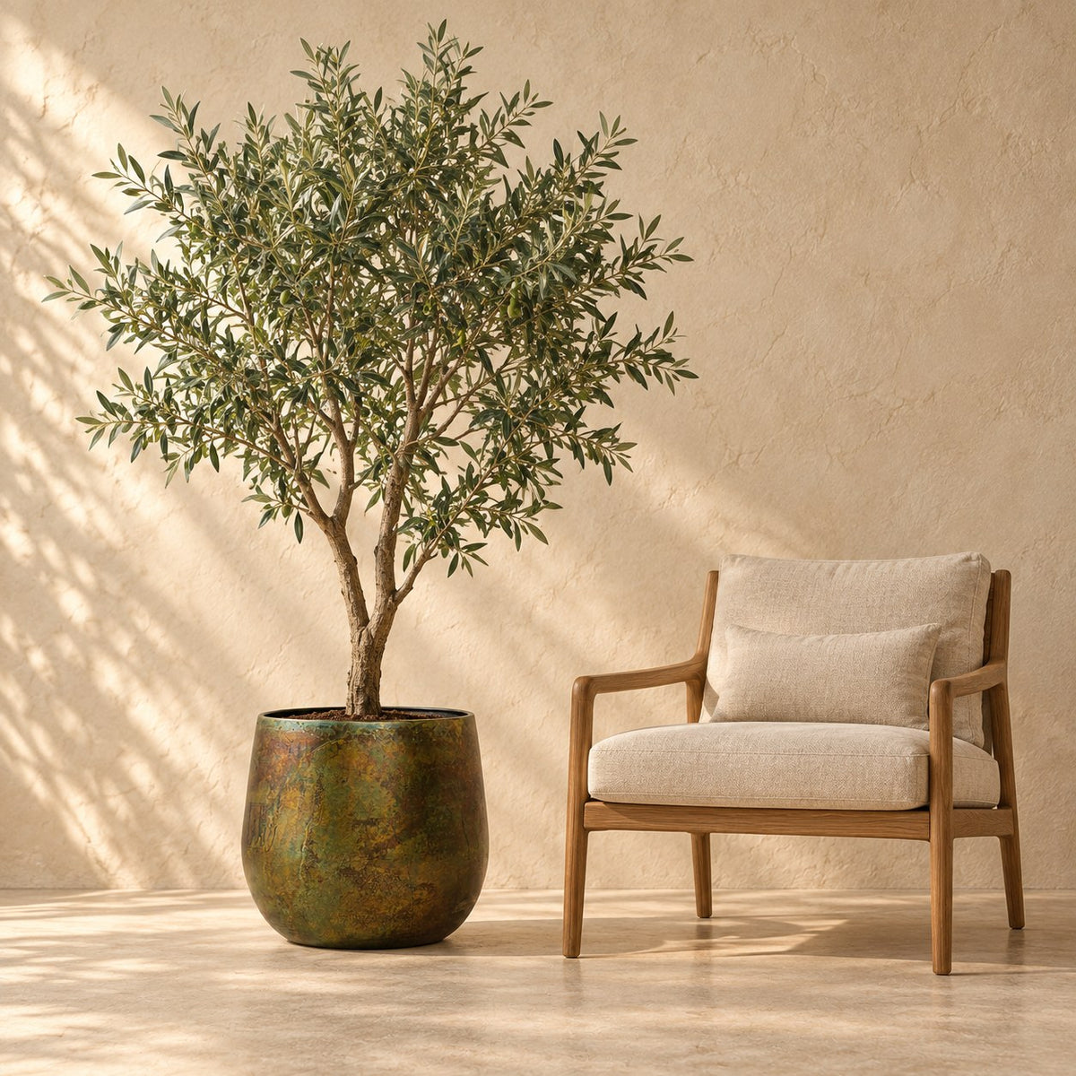 Pot décoratif Elisa Vintage Vert Ø46 x H38 cm, à taille réelle à côté d’un fauteuil