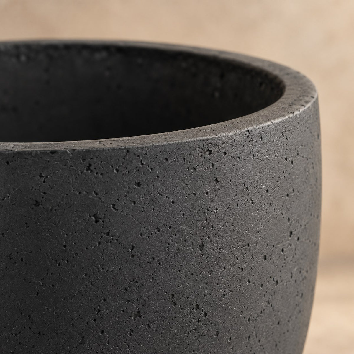 Sierpot Grigio new egg antraciet Ø55 x H46 cm, detail van het oppervlak