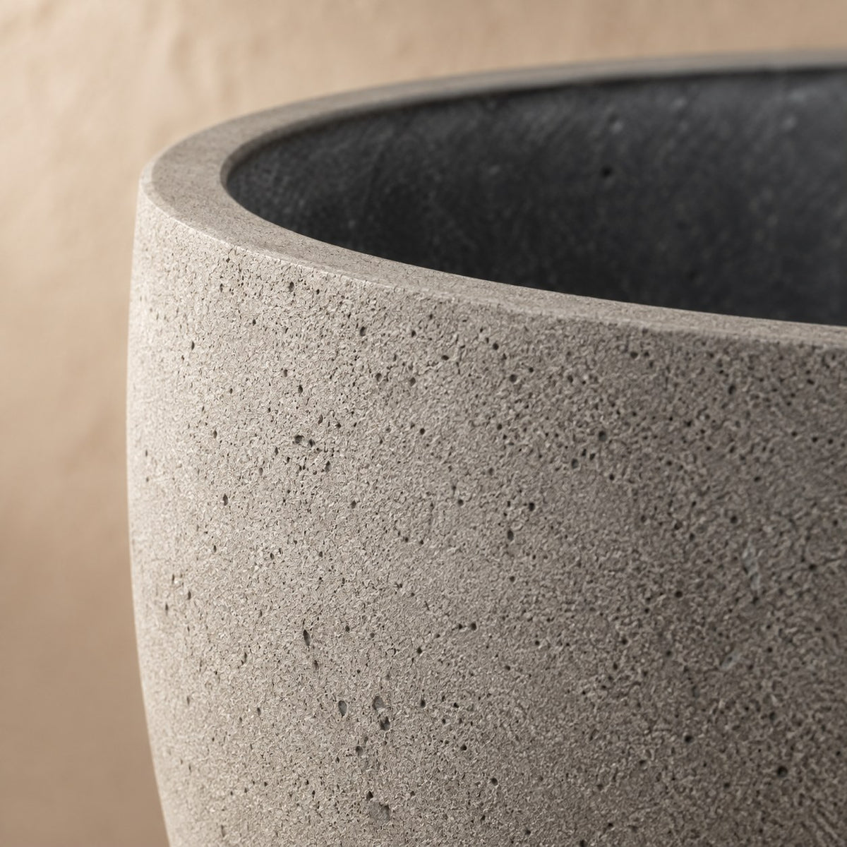 Pot décoratif grigio new egg béton naturel Ø45 x H38 cm, détail de la surface