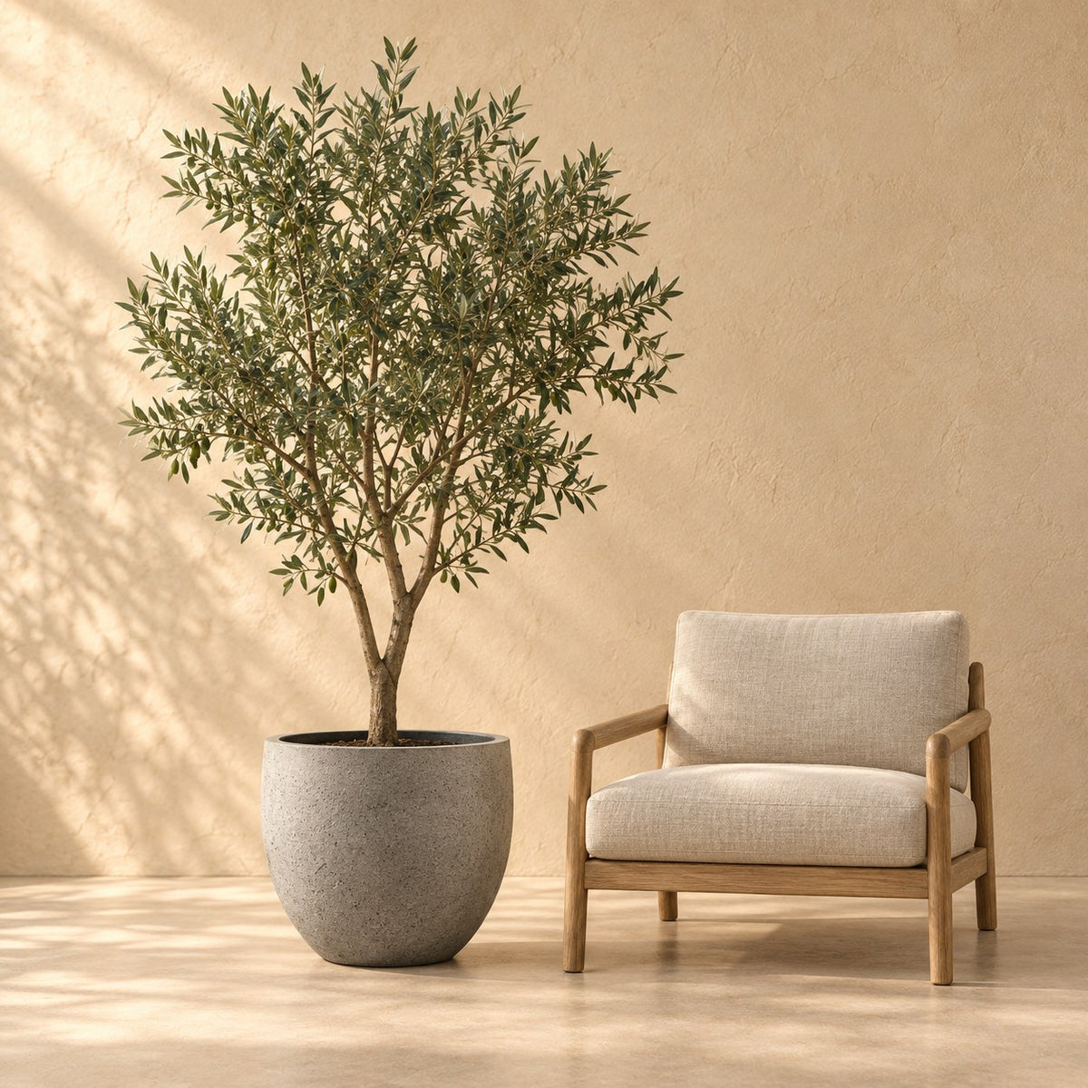 Sierpot grigio new egg natural concrete Ø55 x H46 cm, op ware grootte naast een fauteuil