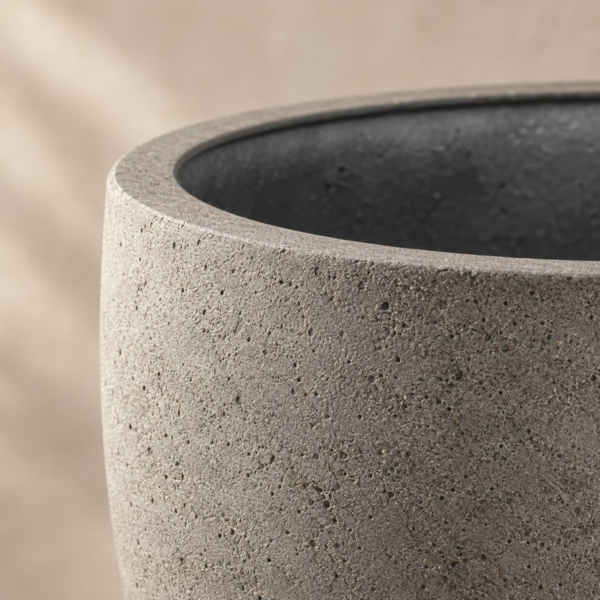 Sierpot grigio new egg natural concrete Ø55 x H46 cm, detail van het oppervlak