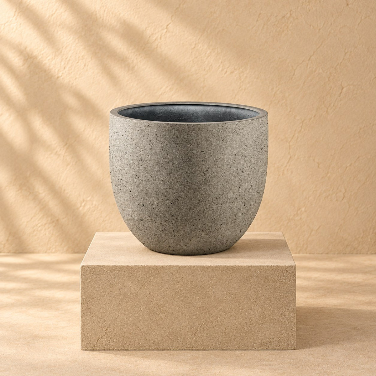 Ziertopf grigio new egg natural concrete Ø65 x H54 cm