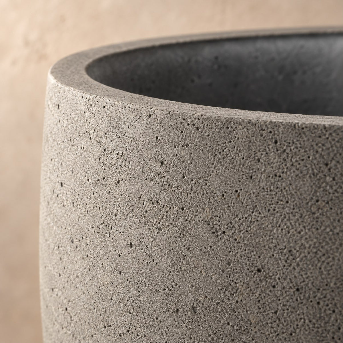 Dekorativ potte grigio new egg natural concrete Ø65 x H54 cm, detalje af overfladen
