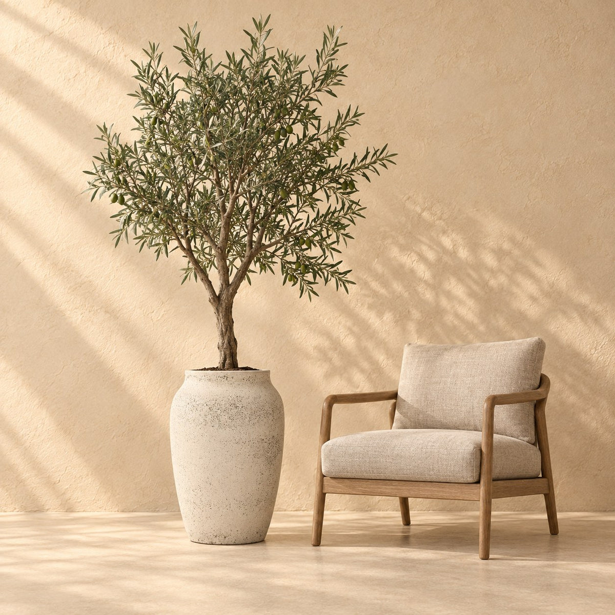 Pot décoratif Hera Chalk Blanc - L Ø51 cm, à taille réelle à côté d’un fauteuil