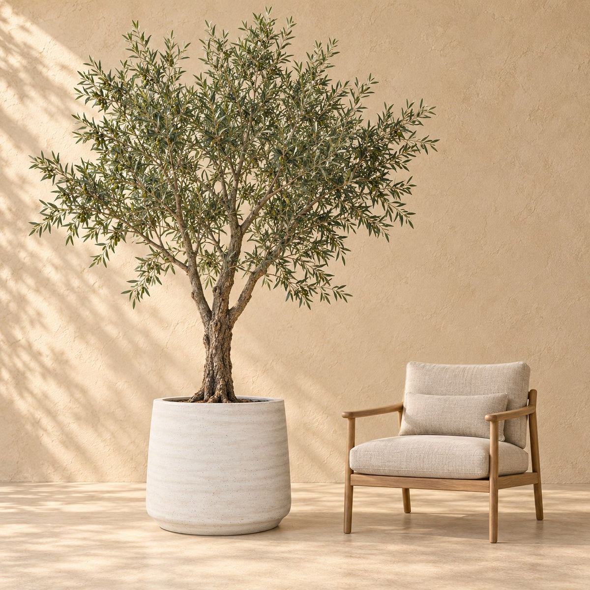 Pot décoratif Jumbo Patt Ivoire Washed Ø73 x H61 cm, à taille réelle à côté d’un fauteuil