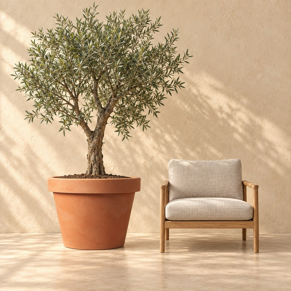 Dekorativ potte Lira Terra Ø85 x H76 cm, i naturlig størrelse ved siden af en lænestol
