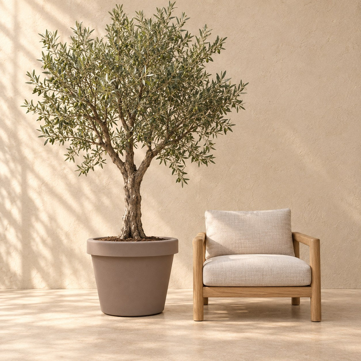 Pot décoratif Lira Tortora Ø65 x H58 cm, à taille réelle à côté d’un fauteuil