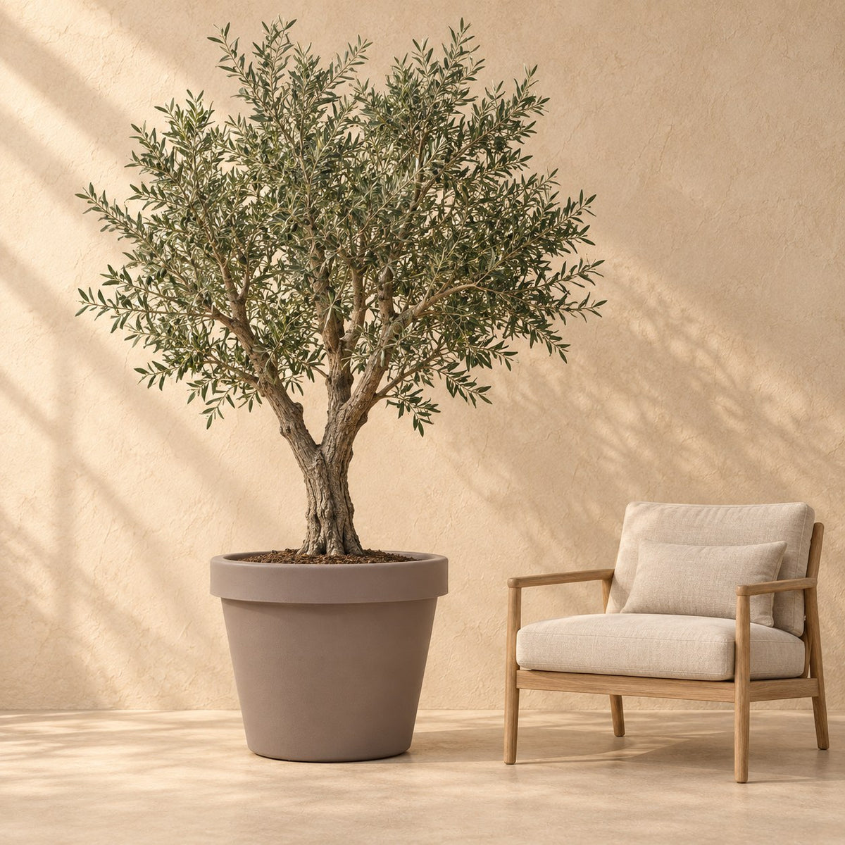 Pot décoratif Lira Tortora Ø75 x H68 cm, à taille réelle à côté d’un fauteuil