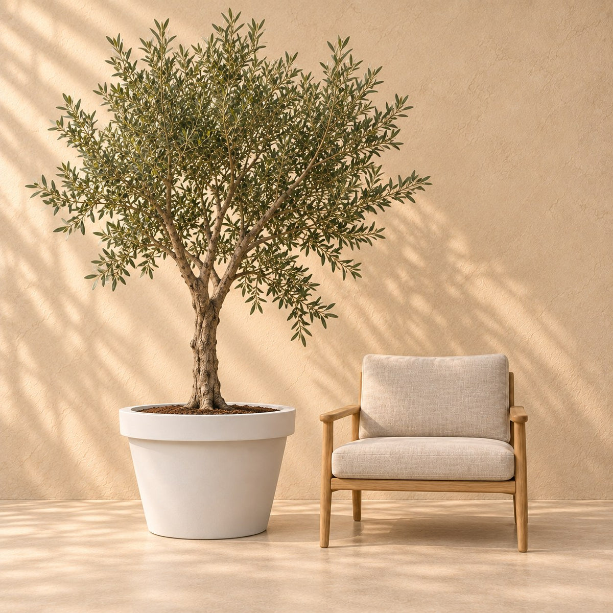 Pot décoratif Lira blanc Ø65 x H58 cm, à taille réelle à côté d’un fauteuil