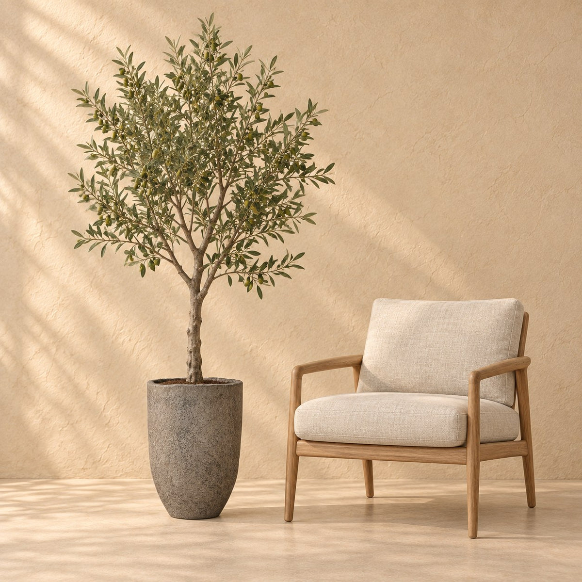 Pot décoratif Mountain Hayes Ø38 x H56 cm, à taille réelle à côté d’un fauteuil