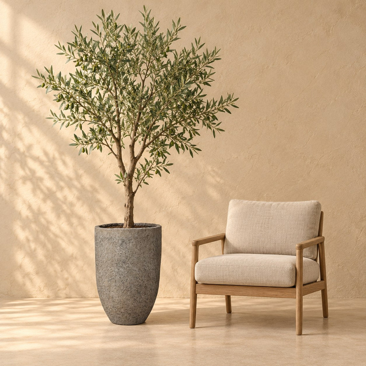 Pot décoratif Mountain Hayes Ø52 x H75 cm, à taille réelle à côté d’un fauteuil