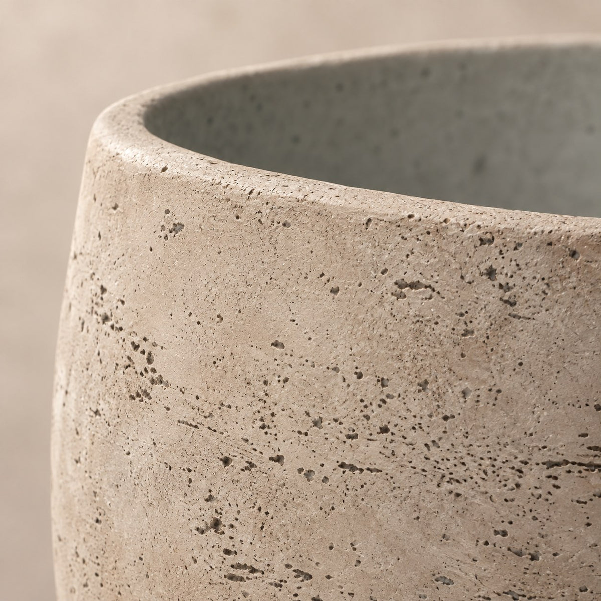 Dekorativ potte Orb Grey Washed Ø32 x H28 cm, detalje af overfladen