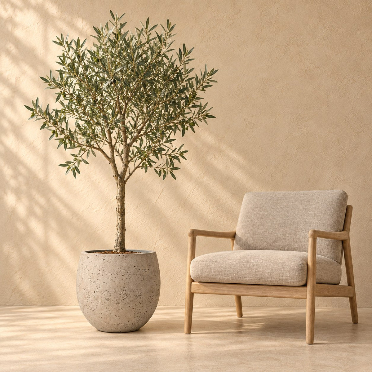 Pot décoratif Orb Gris Washed Ø39 x H35 cm, à taille réelle à côté d’un fauteuil