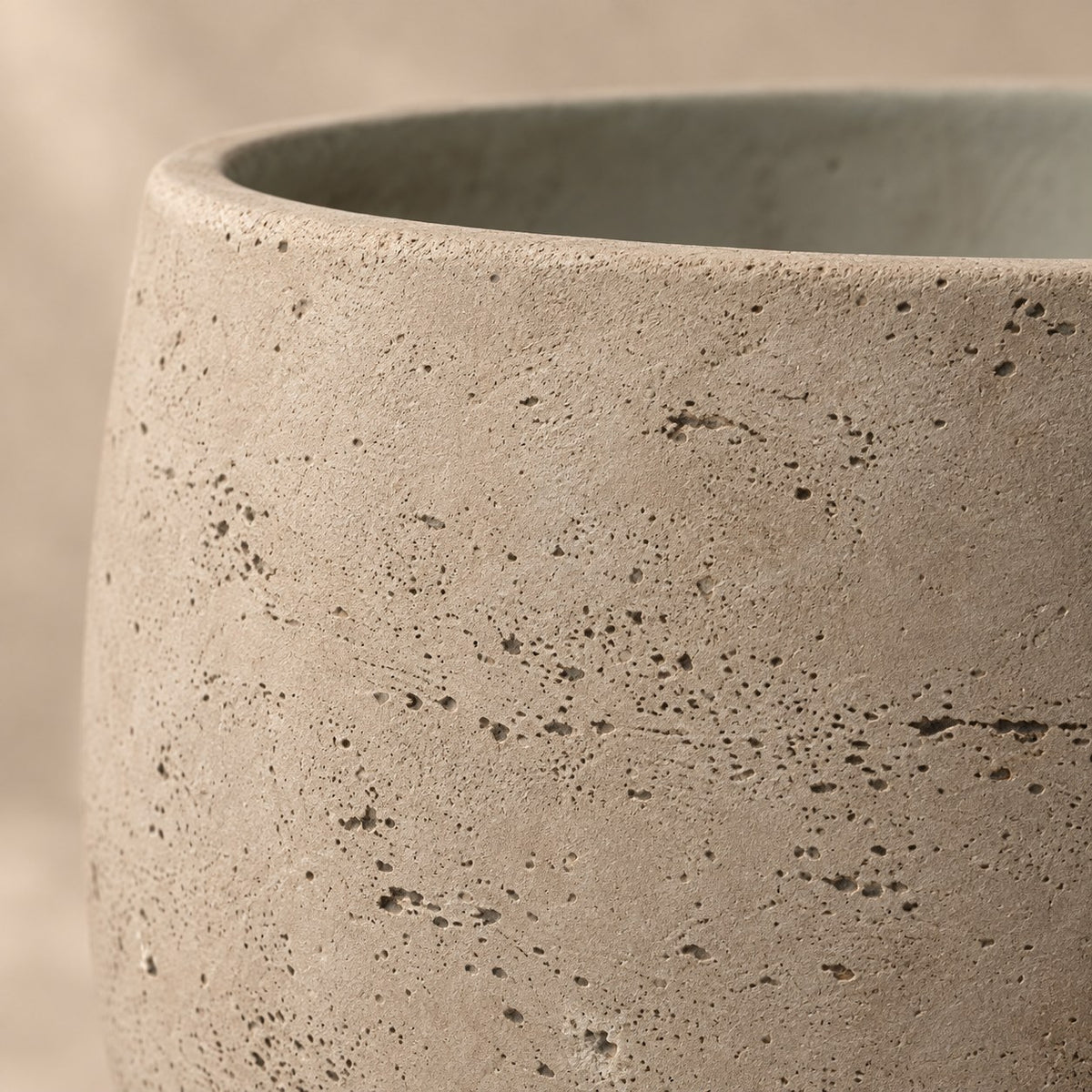 Dekorativ potte Orb Grey Washed Ø39 x H35 cm, detalje af overfladen
