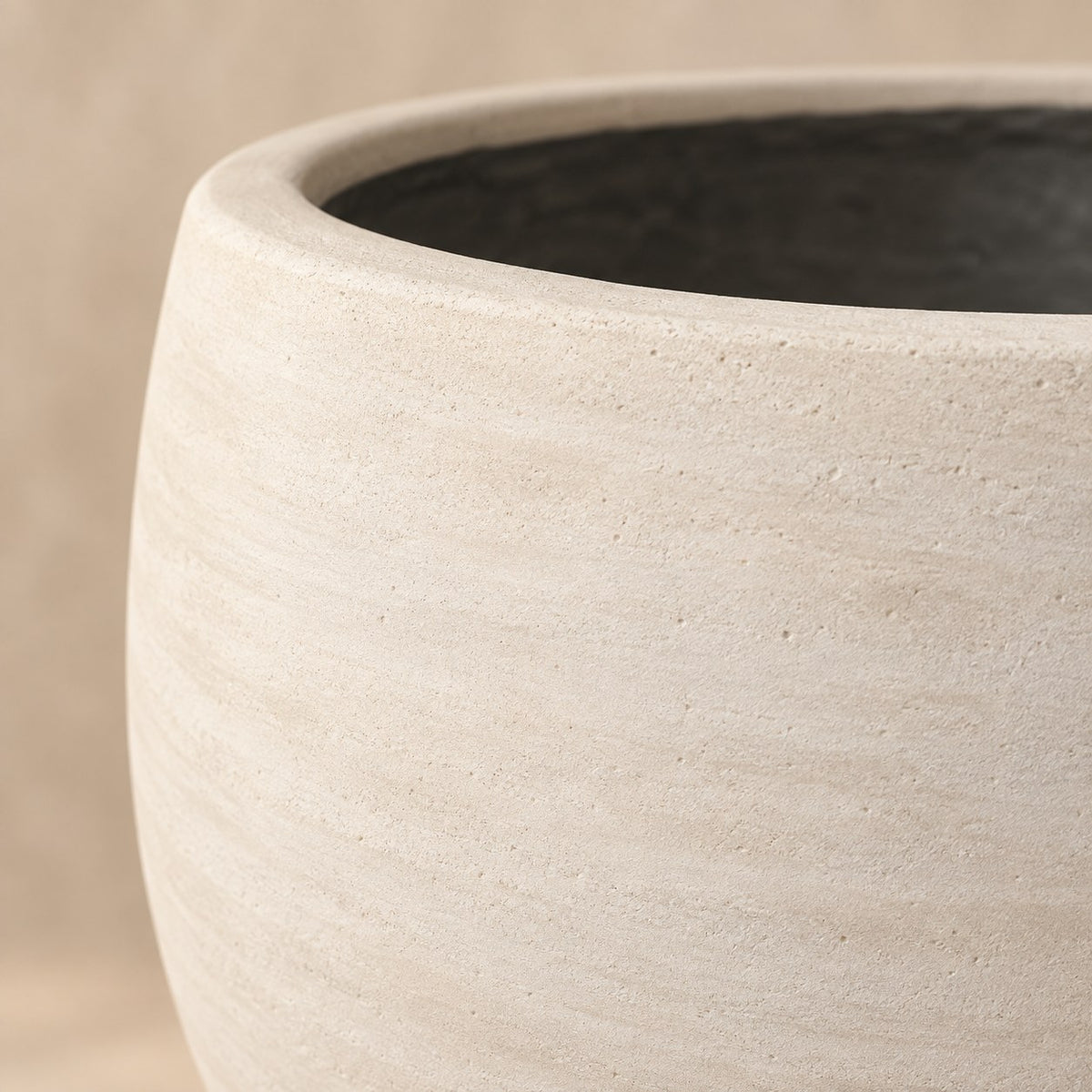 Dekorativ potte Orb Ivory Washed Ø53 x H45 cm, detalje af overfladen
