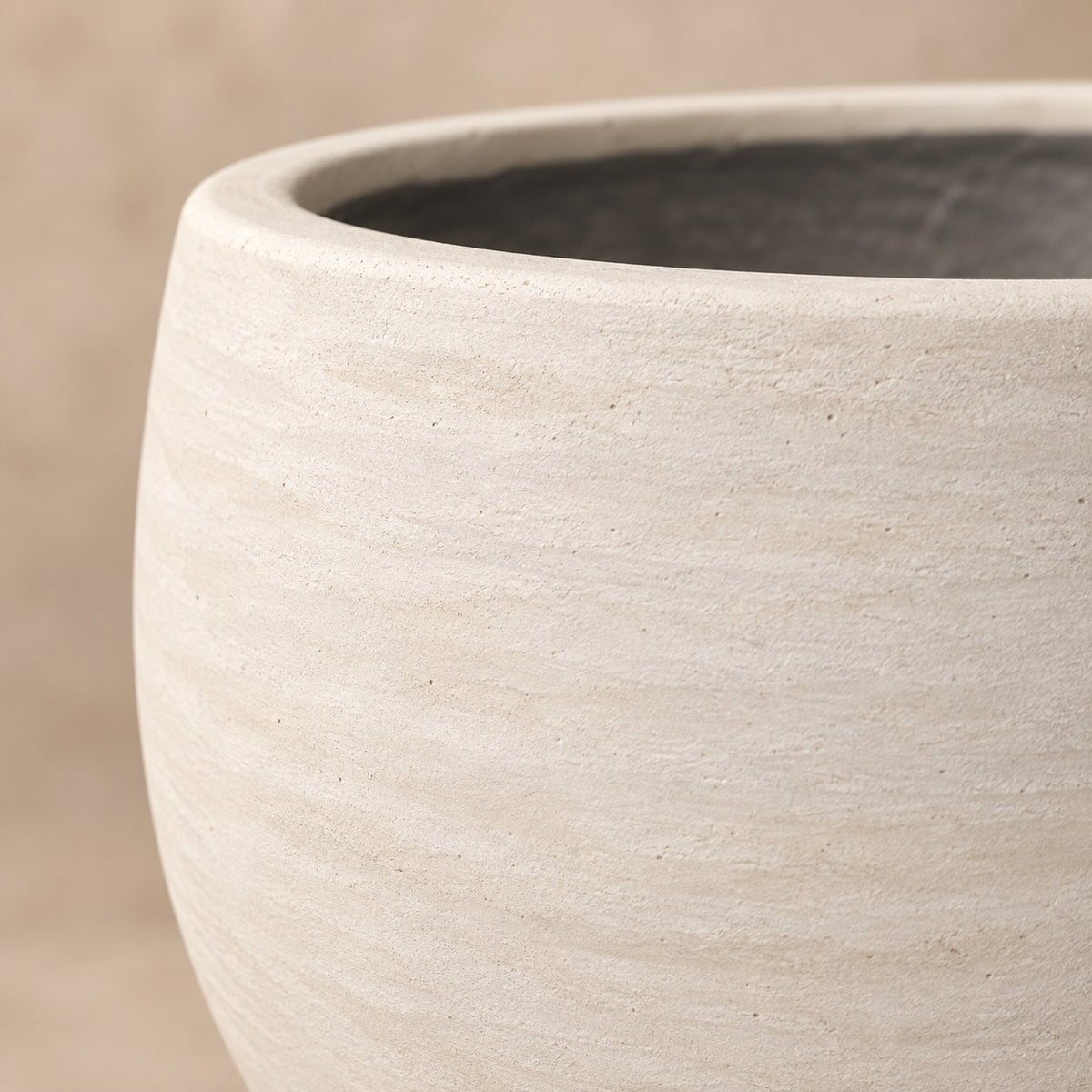 Dekorativ potte Orb Ivory Washed Ø69 x H57 cm, detalje af overfladen