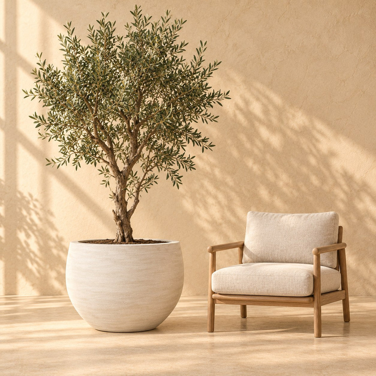 Pot décoratif Orb Ivoire Washed Ø88 x H70 cm, à taille réelle à côté d’un fauteuil