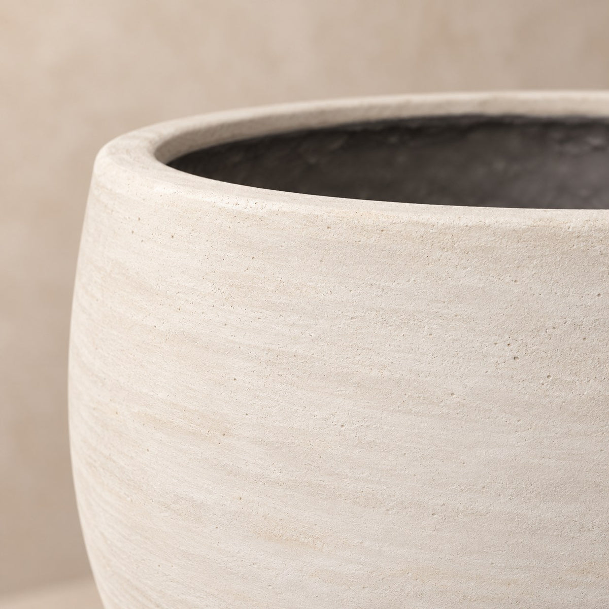 Dekorativ potte Orb Ivory Washed Ø88 x H70 cm, detalje af overfladen