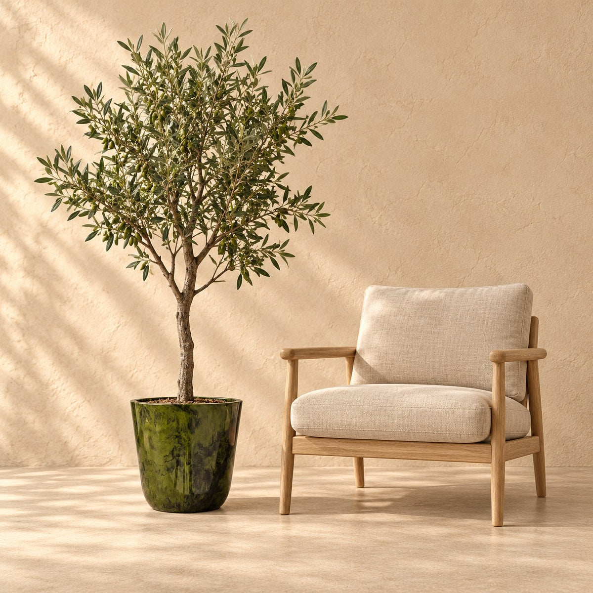 Dekorativ potte Palermo marble grøn Ø35 x H32 cm, i naturlig størrelse ved siden af en lænestol