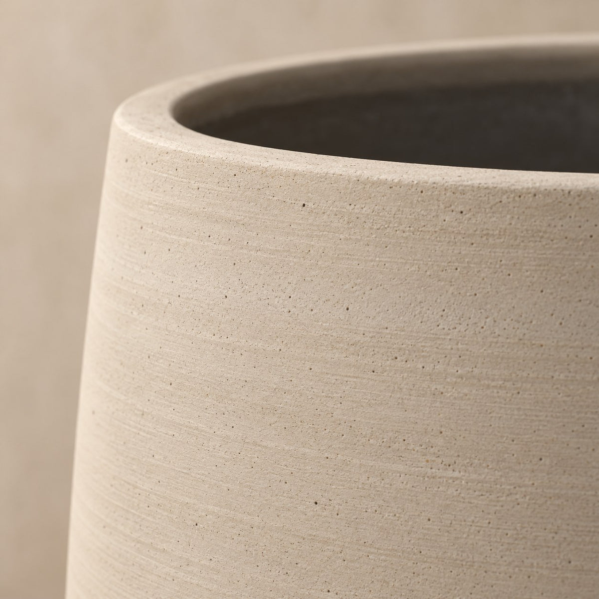 Dekorativ potte Patt Beige Washed Ø45 x H38 cm, detalje af overfladen