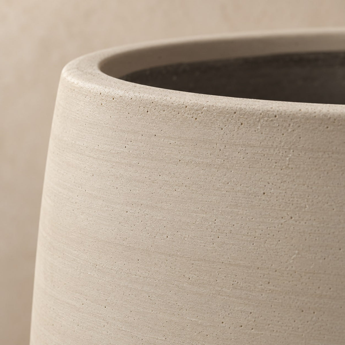 Dekorativ potte Patt Beige Washed Ø56 x H47 cm, detalje af overfladen