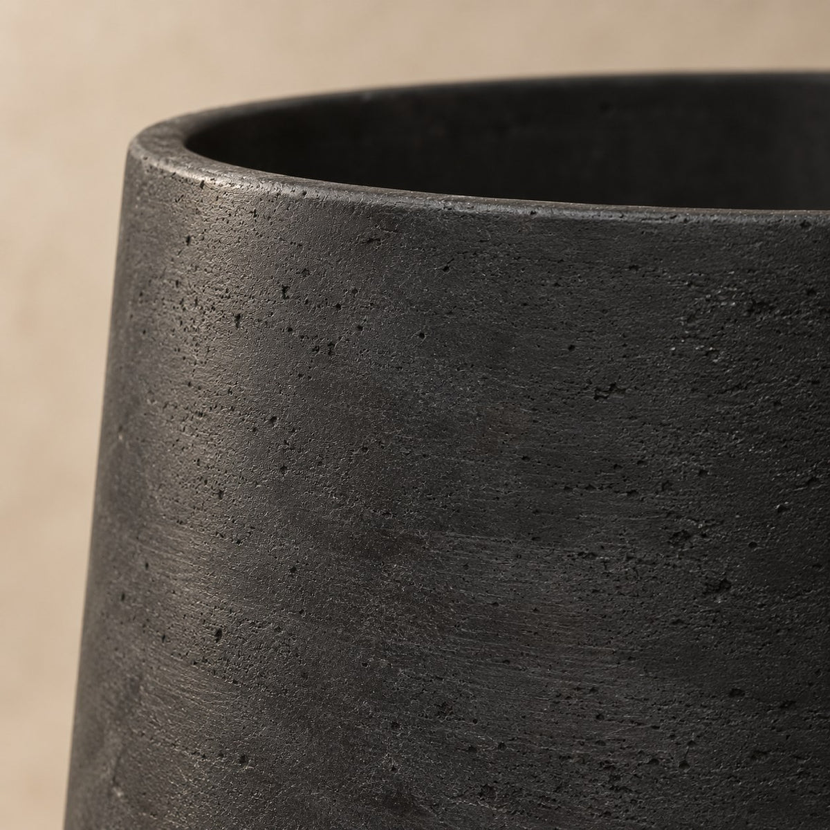 Pot décoratif Patt Black Washed Ø23 x H19 cm, détail de la surface
