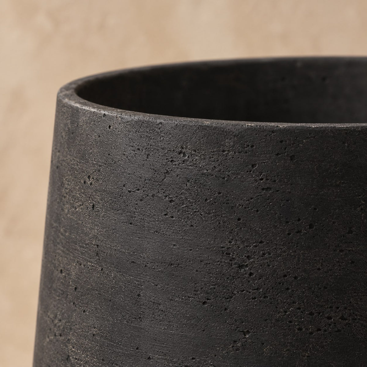 Dekorativ potte Patt Black Washed Ø34 x H28 cm, detalje af overfladen