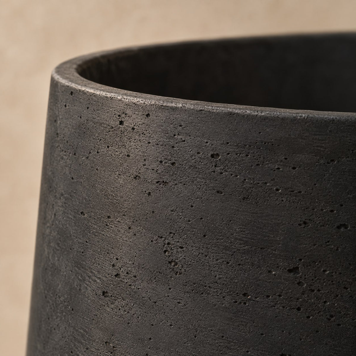 Pot décoratif Patt Black Washed Ø45 x H38 cm, détail de la surface