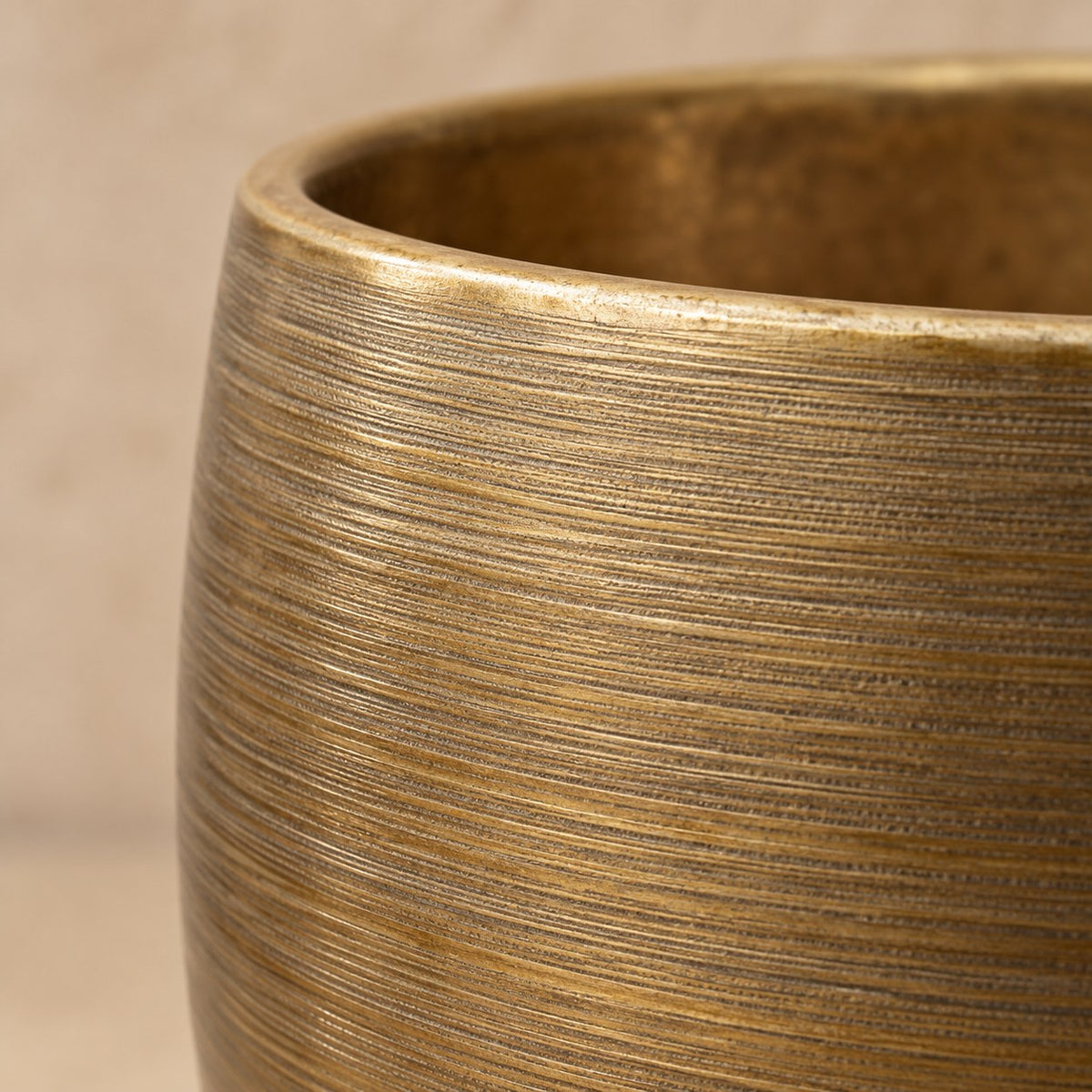 Dekorativ potte Rowen gold Ø38 x H35 cm, detalje af overfladen
